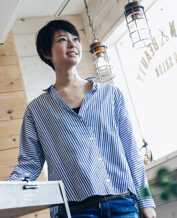 カウンターの女性スタッフ